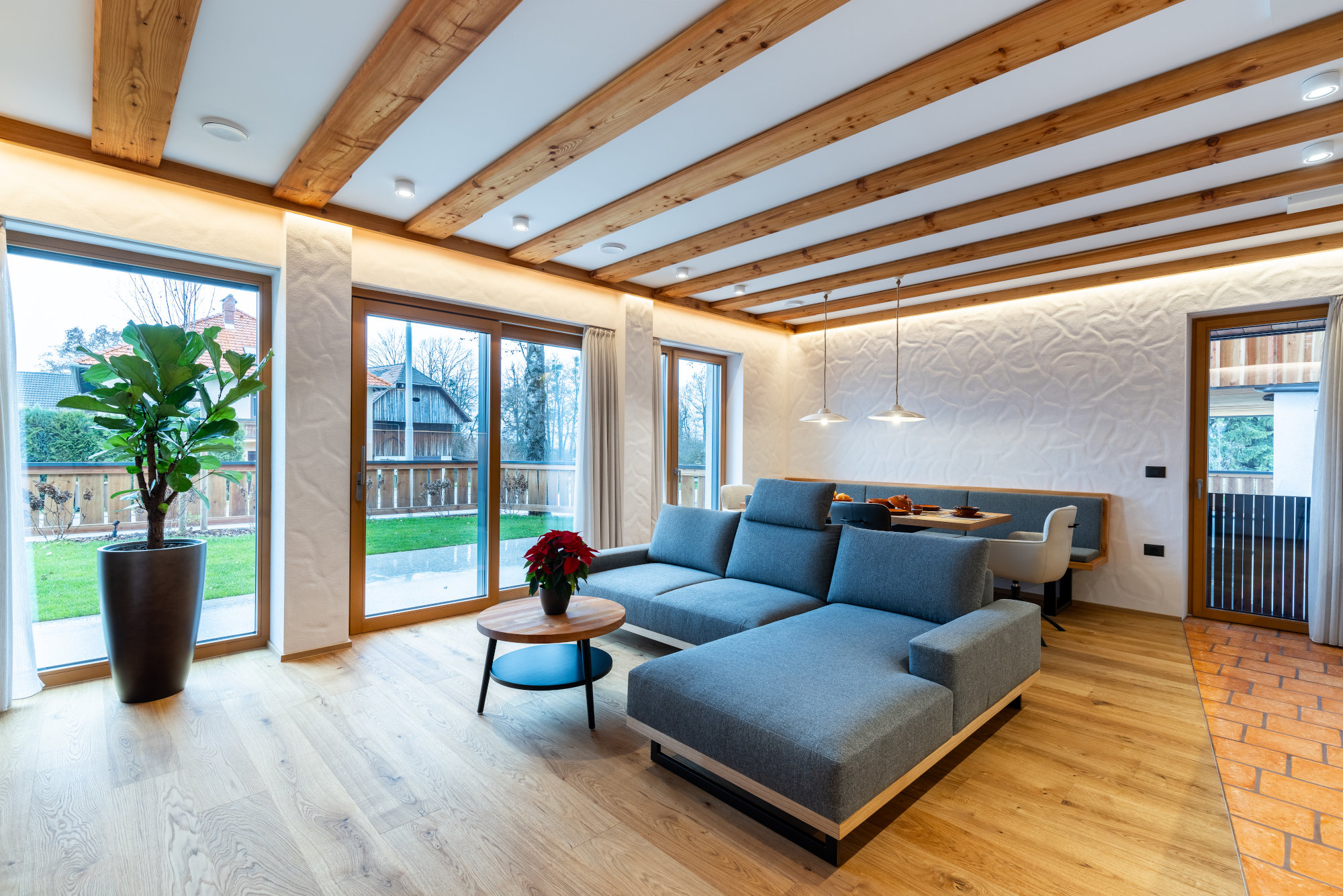 Sedežna garnitura PAVIA LUX v sivi tkanini. ></div><div id= Kraljevsko udobje sedežne garnoiture PAVIA LUX