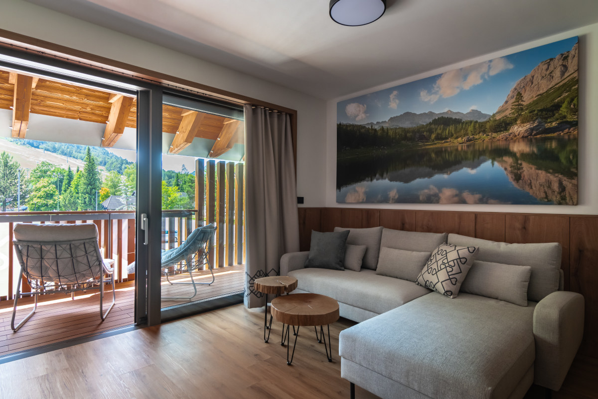 Lars večja postavitev z ležalnikom. foto: Gora Resort LARS večja postavitev z ležalnikom
