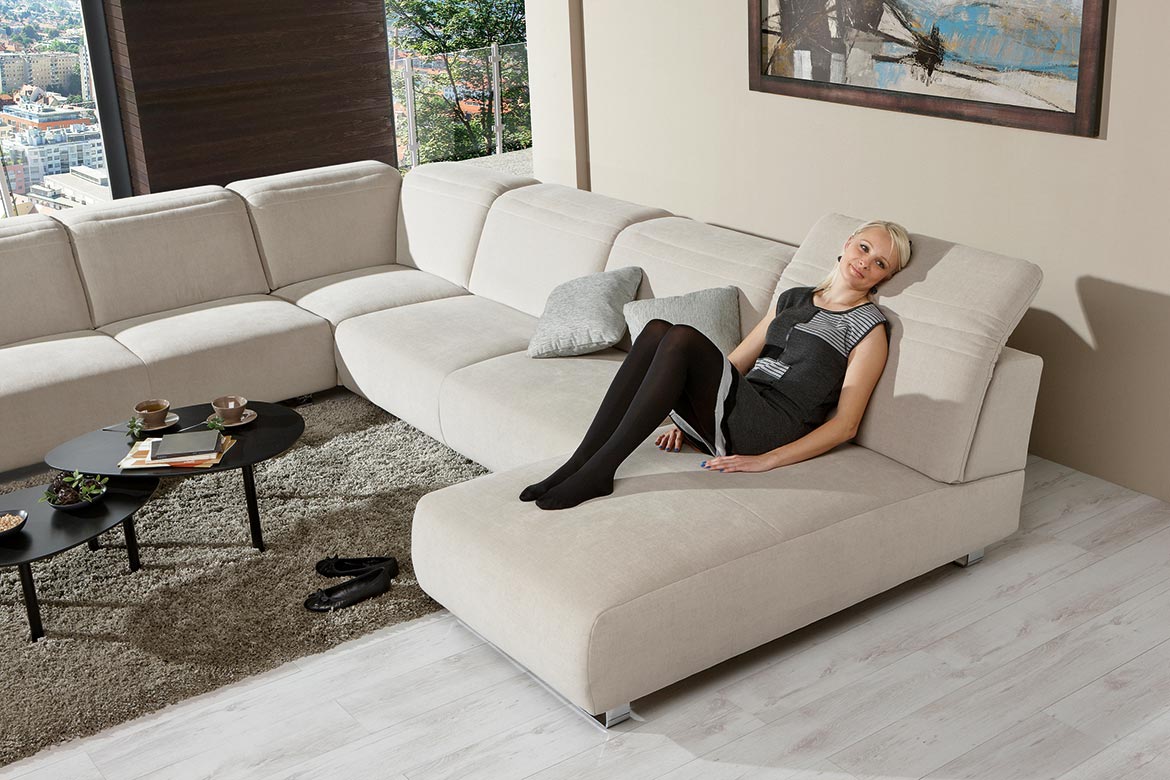 Feel sofa with recliner. sedežna garnitura, ležalnik, svetla tkanina, izdelava po meri